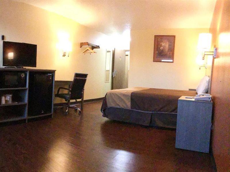 Rodeway Inn Moriarty Экстерьер фото