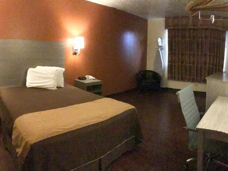 Rodeway Inn Moriarty Экстерьер фото