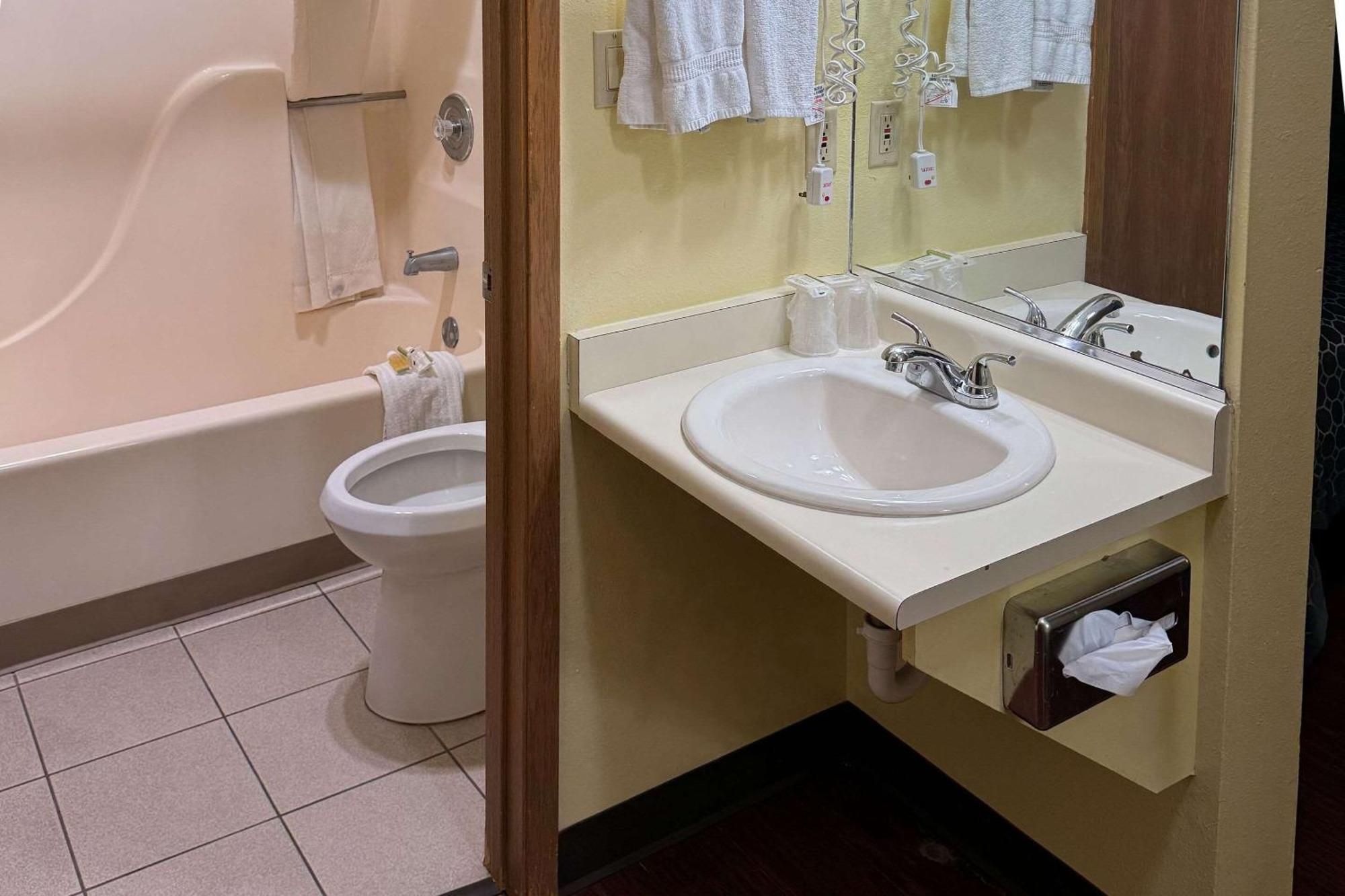 Rodeway Inn Moriarty Экстерьер фото
